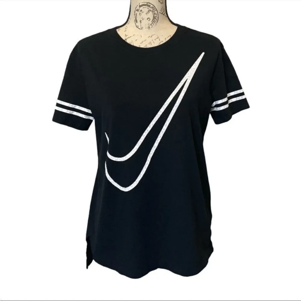 𝅺NIKE BLACK Short Sleeve Tee with Gray and White Outlined Swoosh
